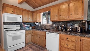 Casa, vista a la montaña | Cocina privada | Tetera eléctrica y tostadora