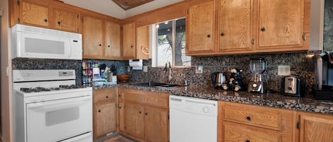 House, Mountain View | Private kitchen | Electric kettle, toaster