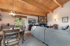 Maison, vue montagne | Coin séjour | Télévision, lecteur de DVD