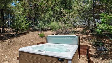 Tina de hidromasaje al aire libre