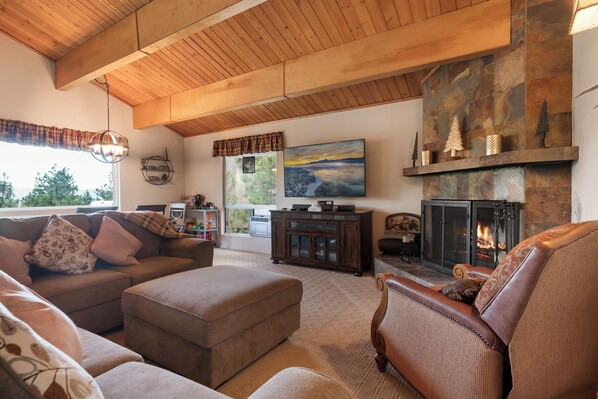 Maison, vue sur la montagne | Aire de séjour | Téléviseur, lecteur de DVD