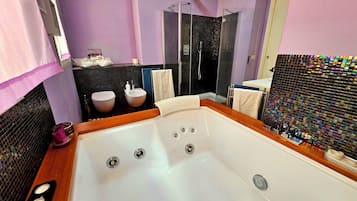 Dusche, Whirlpool, Haartrockner, Bidet