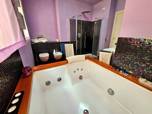 Douche, baignoire à remous, séchoir à cheveux, bidet