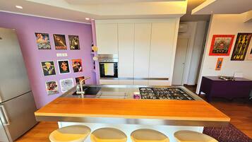 Kühlschrank, Mikrowelle, Ofen, Herdplatte