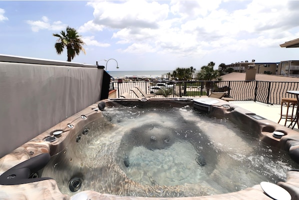 Outdoor spa tub