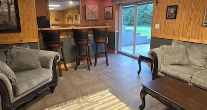 Charming 2-bedroom pet-friendly apartment with large fenced yard, AC, WiFi