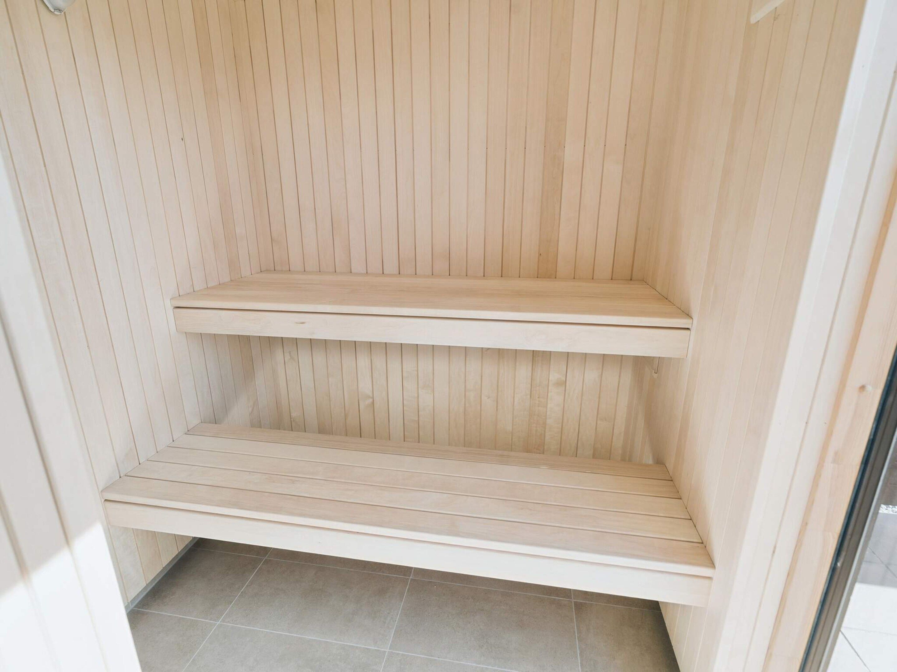Ein Holzkamin mit zwei Regalen und einem Fliesenboden.