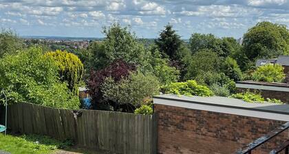 2 bed house in Nottingham with Balcony and free parking-10 min from city centre