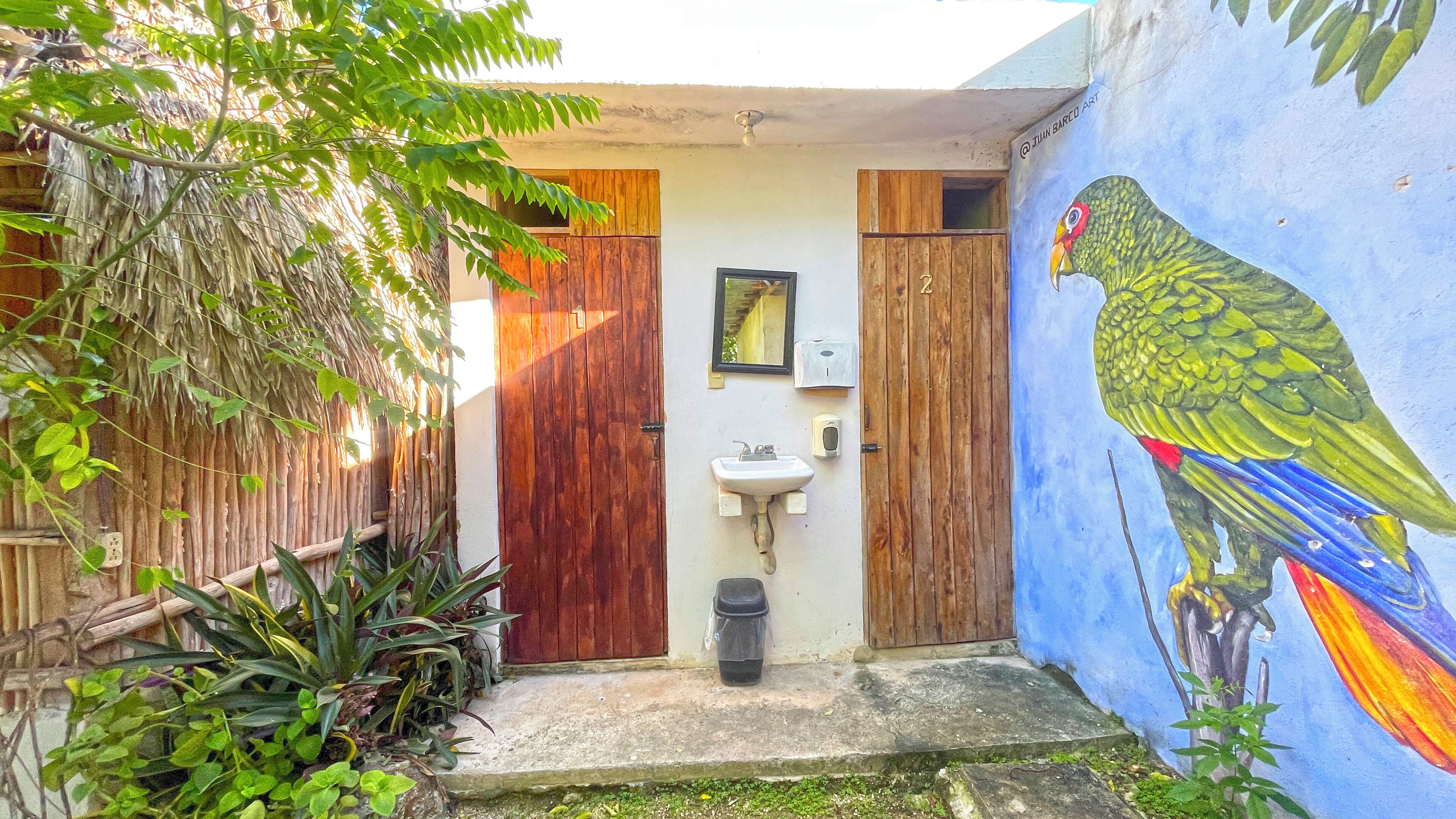 Ducha, cabezal de ducha tipo lluvia, toallas y jabón