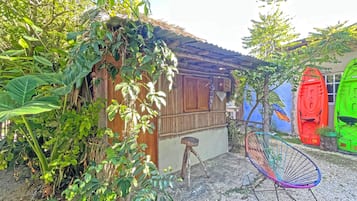 Eenvoudig huisje, patio | Hypoallergeen beddengoed, gratis wifi, beddengoed