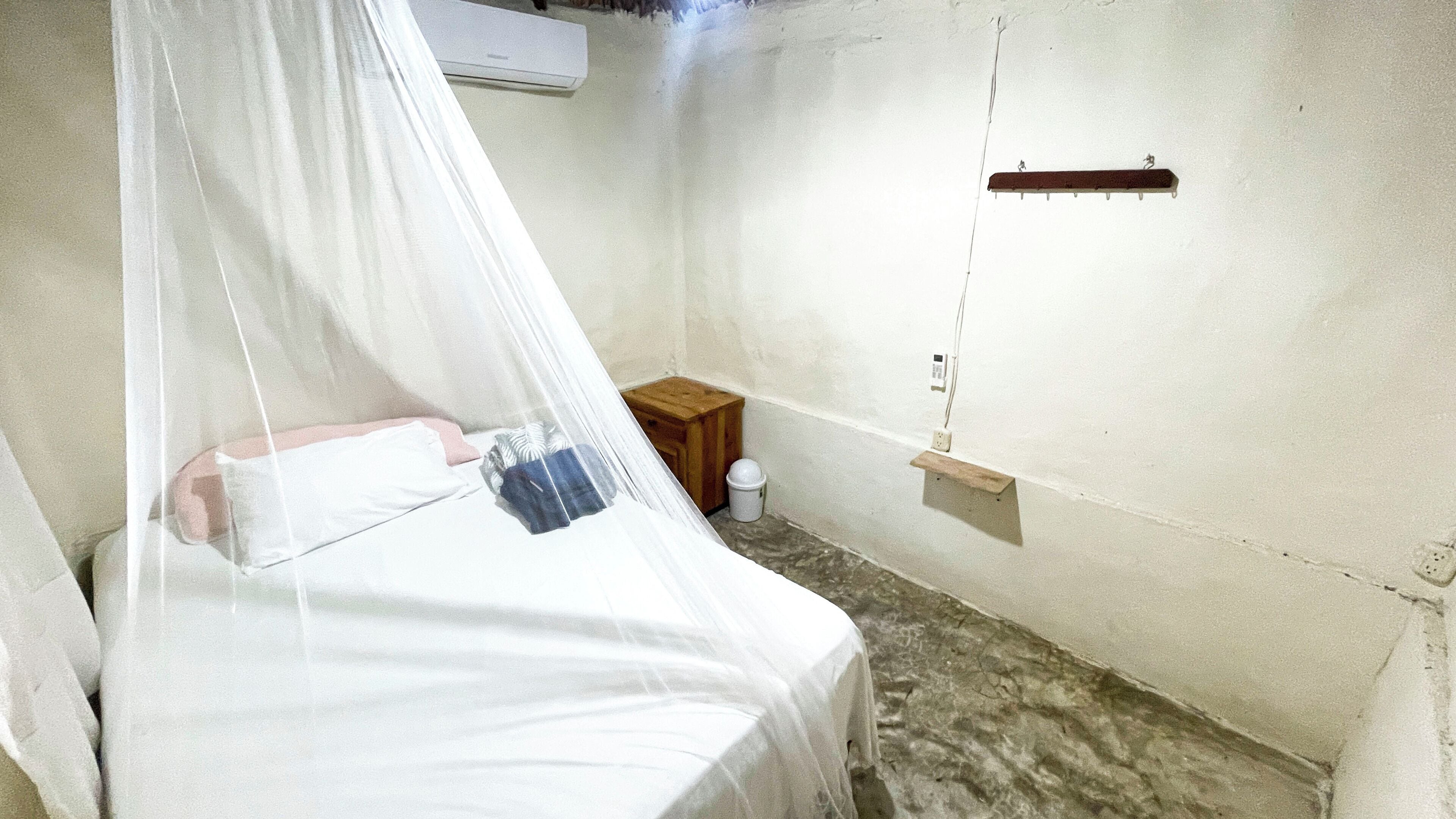 Basic Cabin, Patio | Hypo-allergenic bedding, free WiFi, bed sheets