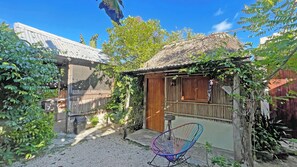 Chalet rustique de base, patio | Literie hypoallergénique, accès au Wi-Fi (inclus), literie fournie