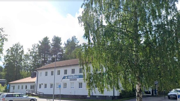 A building with a sign reading "SÖDRA BERGETS VANDARHEM" and a parking area with a tree and a mailbox. - 2 Person Holiday Park Home in Sundswall (Sundsvall)