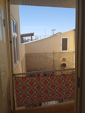 Chambre triple Standard, non-fumeur, vue sur la ville | Système d’insonorisation, fer et planche à repasser