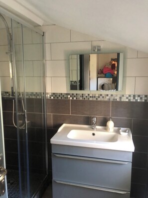Dusche, Haartrockner, Handtücher, Seife