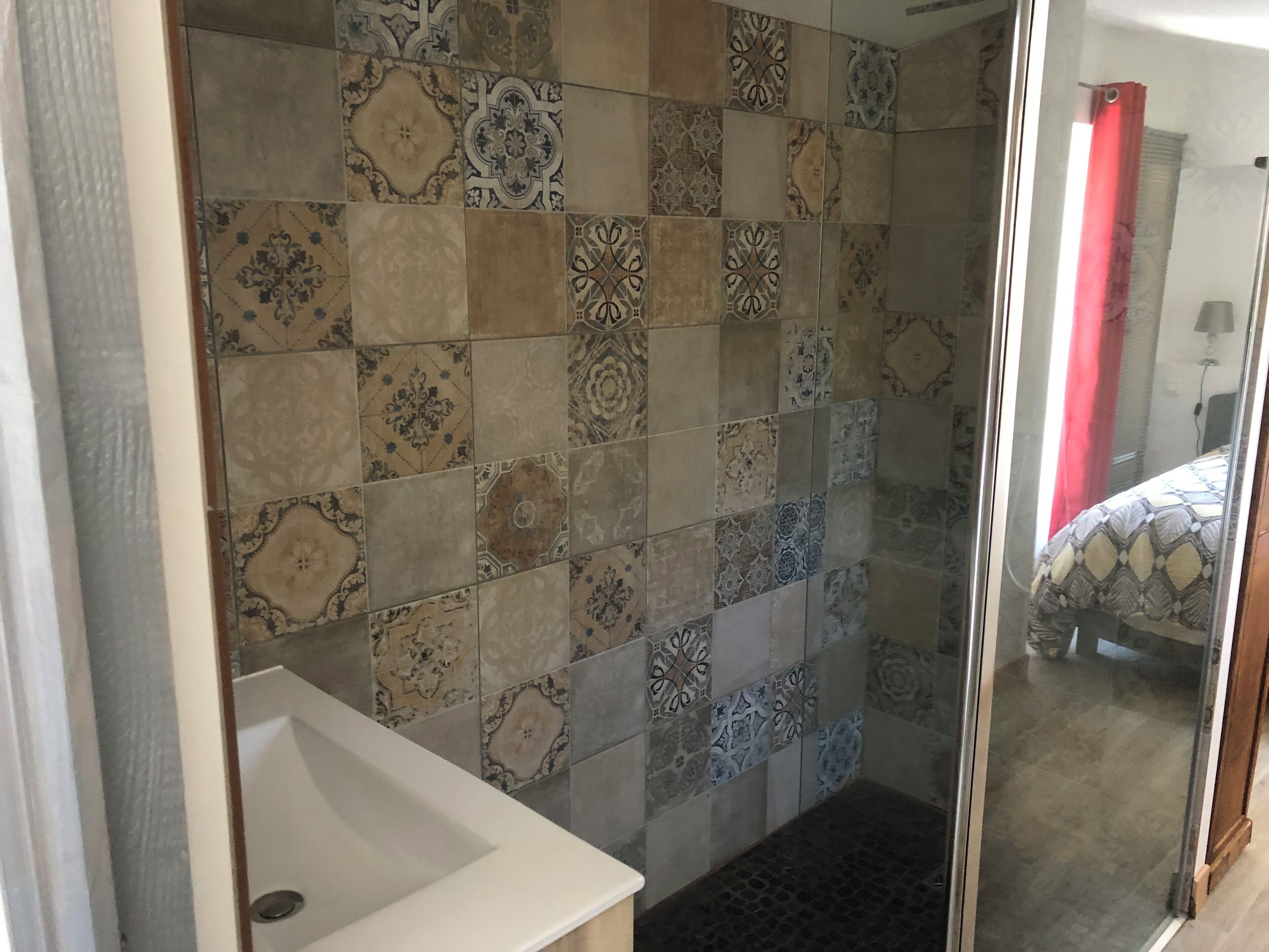 Douche, sèche-cheveux, serviettes fournies, savon