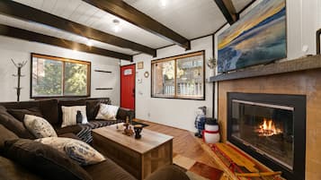 Smart TV, chimenea, futbolito y libros