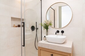 Shower, hair dryer, towels, soap - AJR Suite Loft - Holiday Apartment in Malaga (Málaga)