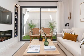 TV - AJR Suite Loft - Holiday Apartment in Malaga (Málaga)