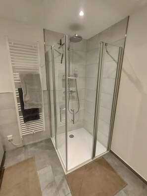 Dusche, Haartrockner, Handtücher, Seife