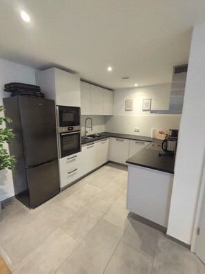 Frigorífico, microondas, horno y placa de cocina