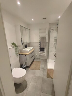 Een douche, een haardroger, handdoeken, zeep