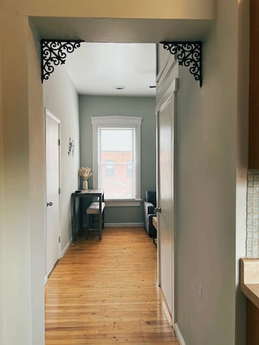 Cozy 1-bedroom apartment with WiFi, AC in charming St. Louis