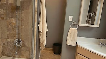 Toallas, jabón, papel de baño