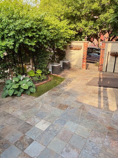 Located in the heart of Soulard, walking distance from many attractions.