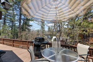 BBQ/picnic area - Chalet Des Ours (Big Bear Lake)