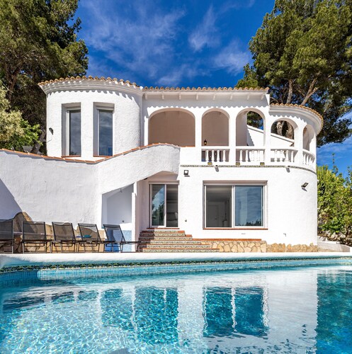Beautiful villa with sea views, 4 bedrooms, 3 bathrooms and huge pool
