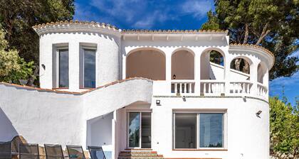 Beautiful villa with sea views, 4 bedrooms, 3 bathrooms and huge pool
