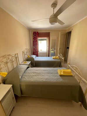 2 habitaciones, tabla de planchar con plancha, wifi y ropa de cama 