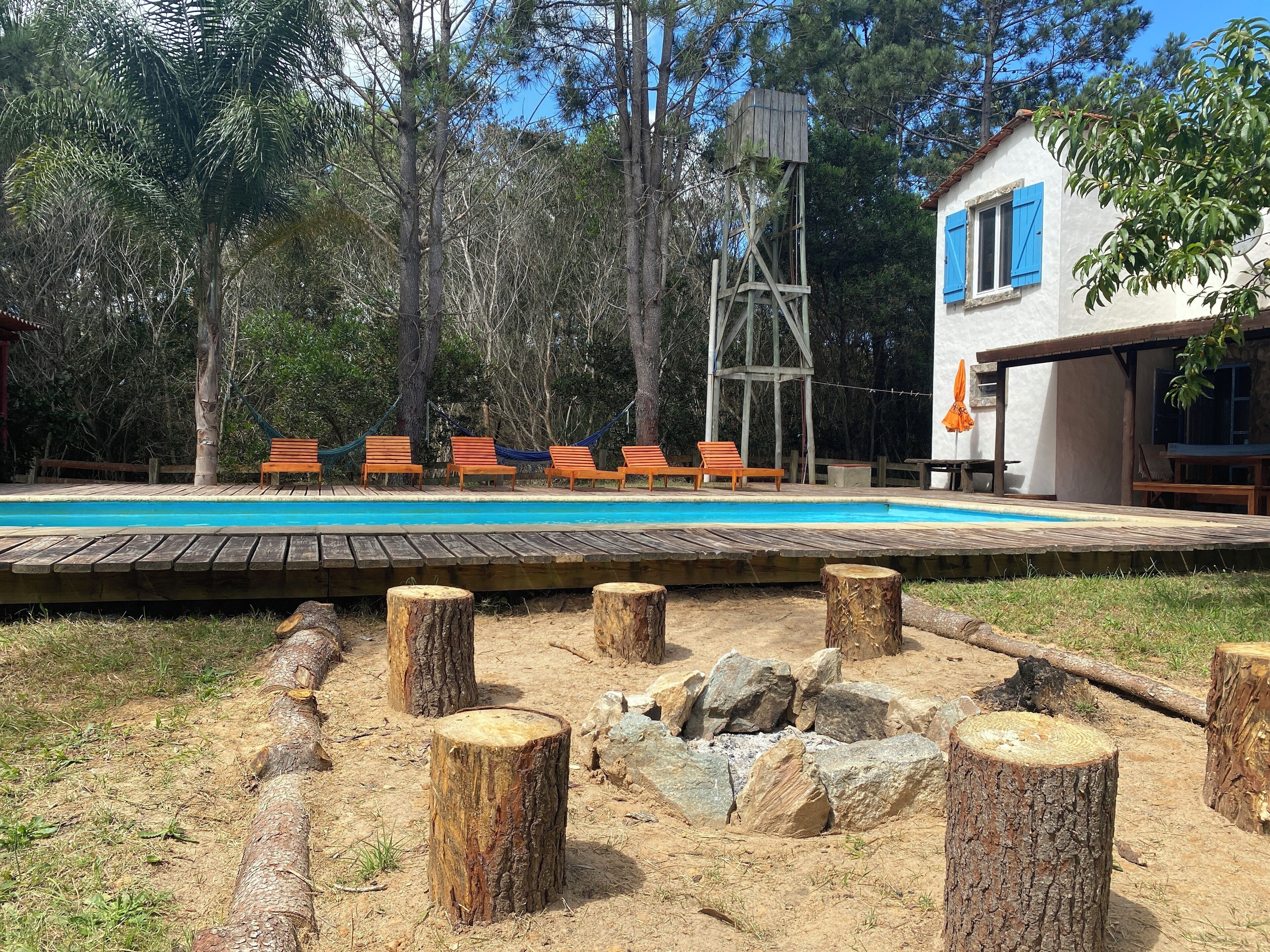 Ein Poolbereich mit Holzliegen und einer Holzterrasse.