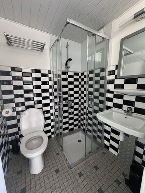 Toalhas de banho, sabonete, papel higiênico