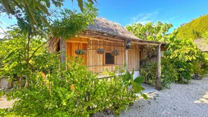 Basic Cabin, Patio, Courtyard View | Hypo-allergenic bedding, free WiFi, bed sheets