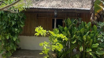 Basic Cabin, Patio, Courtyard View | Hypo-allergenic bedding, free WiFi