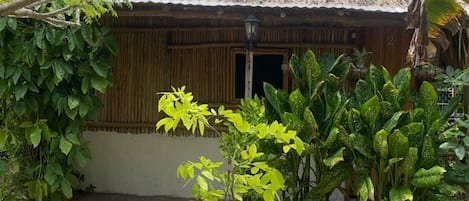 Chalet rustique de base, patio, vue sur la cour intérieure | Literie hypoallergénique, accÚs au Wi-Fi (inclus)