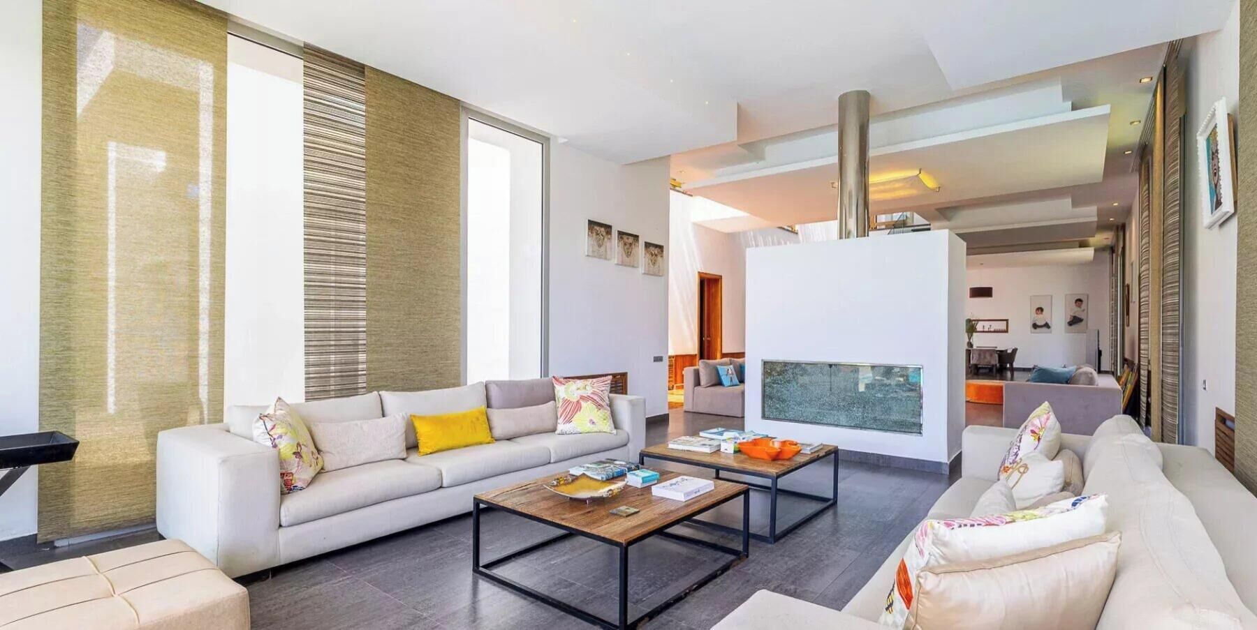 Un salón amplio con un sofá grande, una mesa de centro y un comedor.