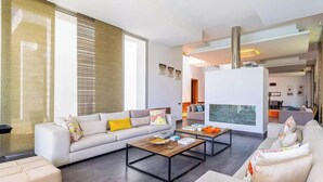 Un salón amplio con un sofá grande, una mesa de centro y un comedor.