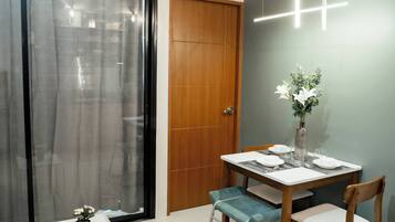 Condo, 2 Bedrooms, Accessible, Smoking | Dining
