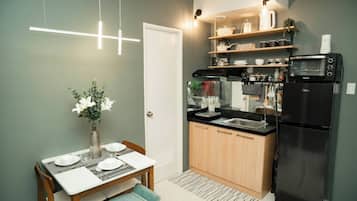 Condo, 2 Bedrooms, Accessible, Smoking | Dining room