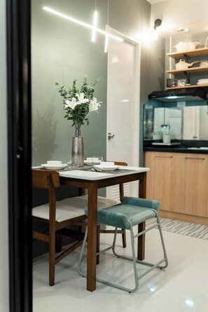 Condo, 2 Bedrooms, Accessible, Smoking | Dining room