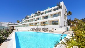 Una piscina al aire libre (de 10:00 a 19:00), tumbonas