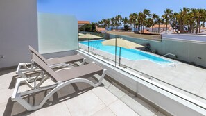 Superior appartement, balkon, uitzicht op zwembad | Uitzicht vanuit de kamer