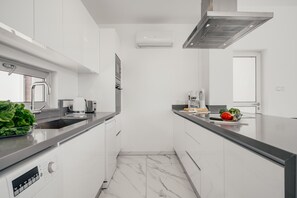 電子レンジ、食器洗い機、コーヒー / ティーメーカー、調理器具と食器