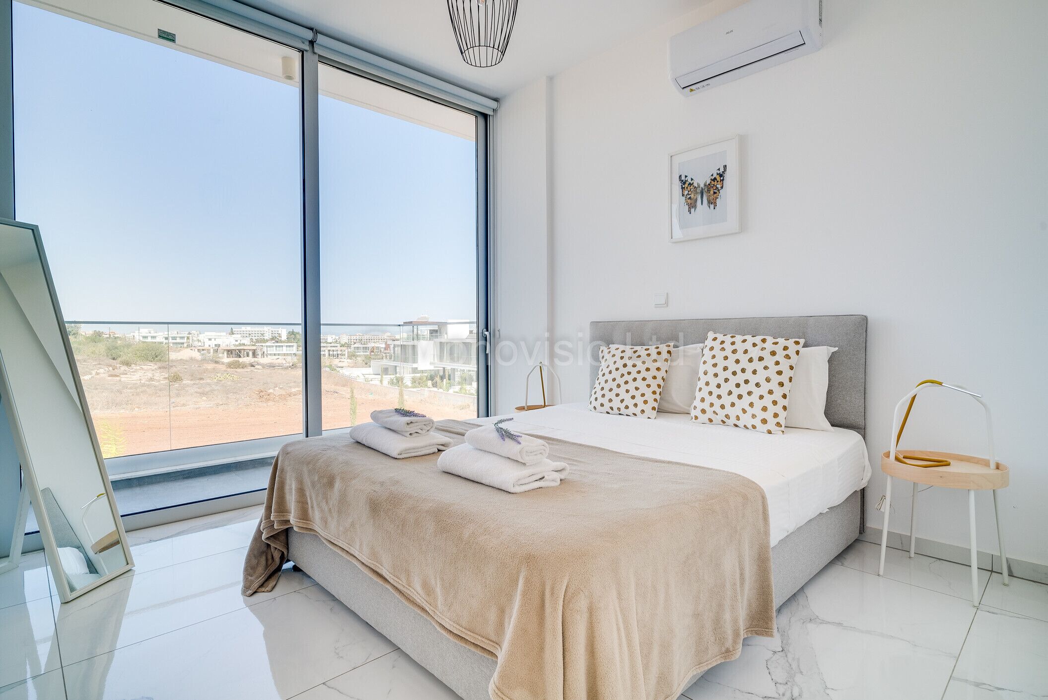 5 bedrooms, cots/infant beds, bed sheets