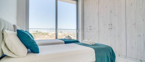 5 bedrooms, cots/infant beds, bed sheets