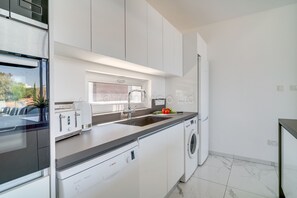 Mikrobølgeovn, oppvaskmaskin, kaffetrakter/tekoker og kjøkkenutstyr