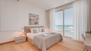 Quarto com cama, mesa de cabeceira e um quadro na parede.